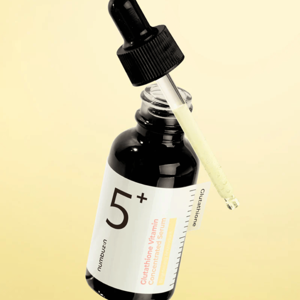 Botella con pipeta de Numbuzin No.5+ Glutathione Vitamin Concentrated Serum. Fórmula ligera para una piel más clara y radiante.