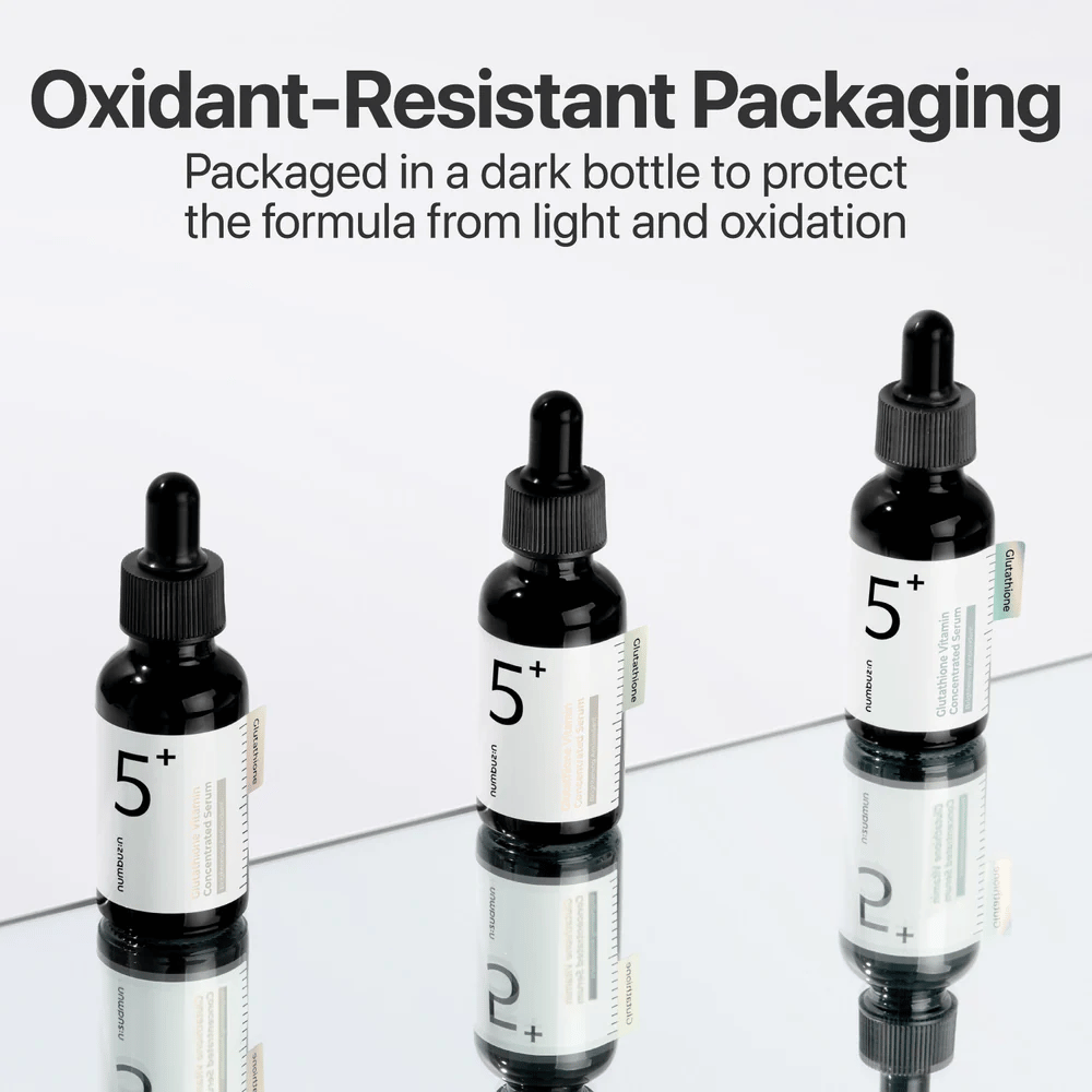 Tres botellas Numbuzin No.5+ Glutathione Vitamin Concentrated Serum en empaque oscuro que protege contra la oxidación.