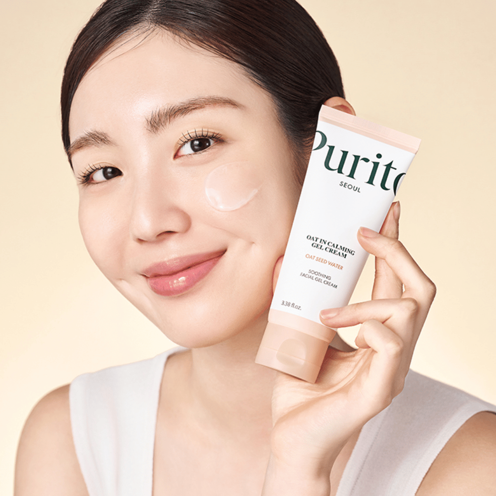 Mujer aplica Purito Oat-In Calming Gel Cream en el rostro. Crema en gel suave e hidratante para piel sensible e irritada.
