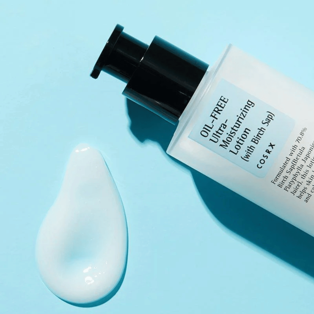 COSRX Oil-Free Ultra-Moisturizing Lotion con savia de abedul textura cremosa y ligera que se absorbe rápidamente sin sensación grasa