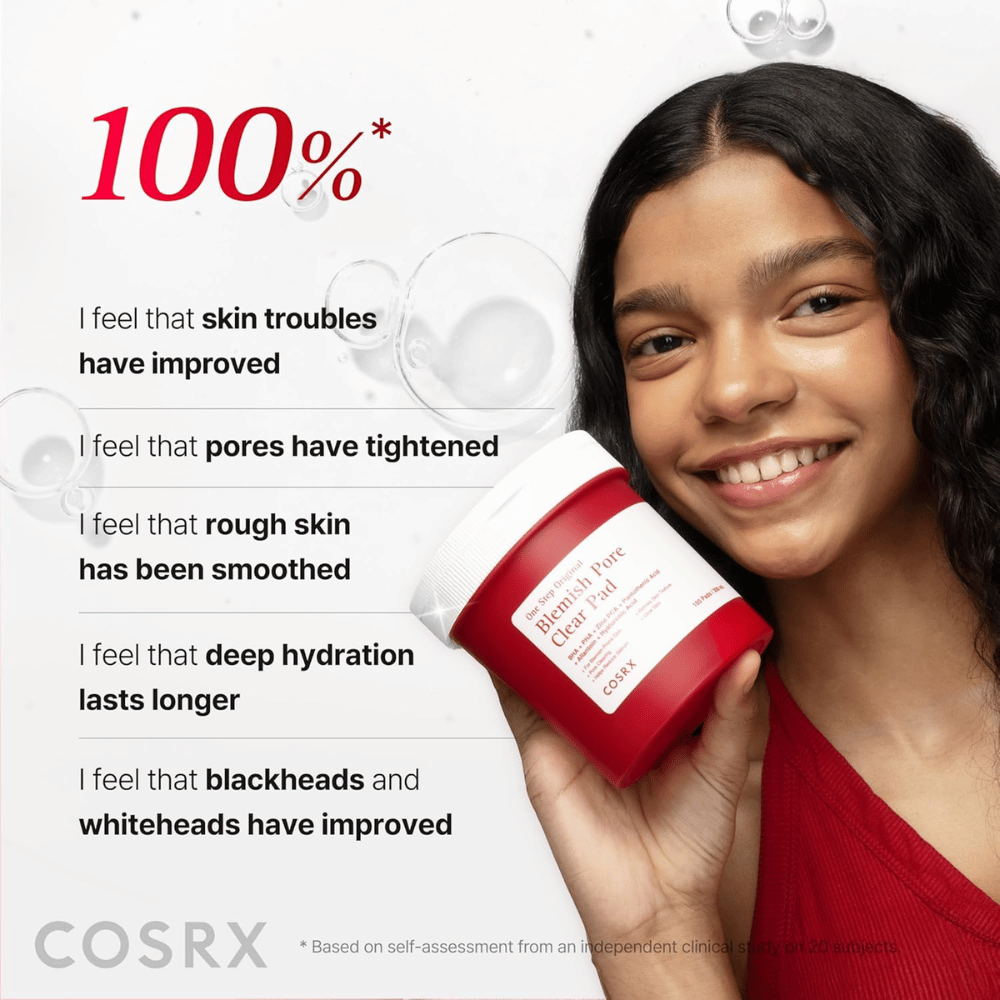 Modelo sostiene COSRX One Step Original Blemish Pore Clear Pad con enfoque en una textura de la piel mejorada, los poros, la hidratación y la reducción de imperfecciones.