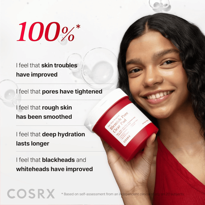 Modelo sostiene COSRX One Step Original Blemish Pore Clear Pad con enfoque en una textura de la piel mejorada, los poros, la hidratación y la reducción de imperfecciones.