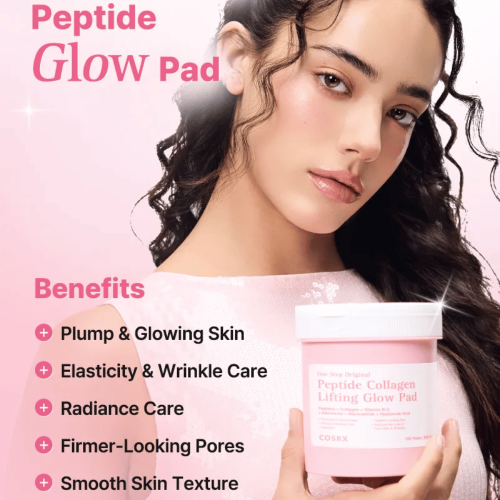 Modelo sostiene COSRX Peptide Collagen Lifting Glow Pad con enfoque en luminosidad, firmeza, elasticidad de la piel y mejora de la textura de la piel.