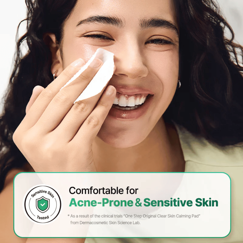 Una modelo utiliza COSRX One Step Original Clear Skin Calming Pad sobre la piel, con enfoque en piel sensible y propensa al acné.