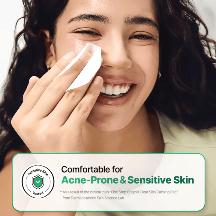Una modelo utiliza COSRX One Step Original Clear Skin Calming Pad sobre la piel, con enfoque en piel sensible y propensa al acné.