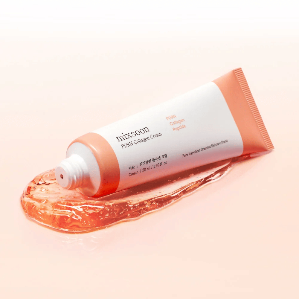 Mixsoon PDRN Collagen Cream sobre un fondo suave y tonal con fórmula transparente. El producto proporciona hidratación intensa y mejora la estructura de la piel.