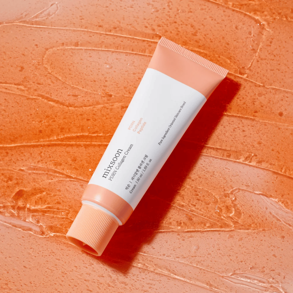 Mixsoon PDRN Collagen Cream se encuentra sobre un fondo naranja brillante. Una crema facial nutritiva con PDRN, colágeno y péptidos para una piel más firme.