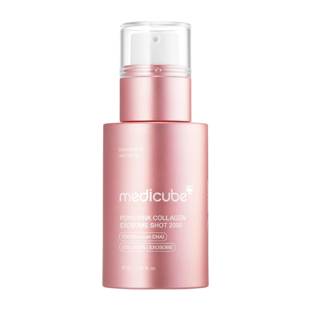 Imagen del producto de Medicube PDRN Pink Collagen Exosome Shot 2000 en una botella rosa sobre un fondo claro. Sérum con PDRN, colágeno y exosomas desarrollado para proporcionar hidratación a la piel y mejorar su sensación.