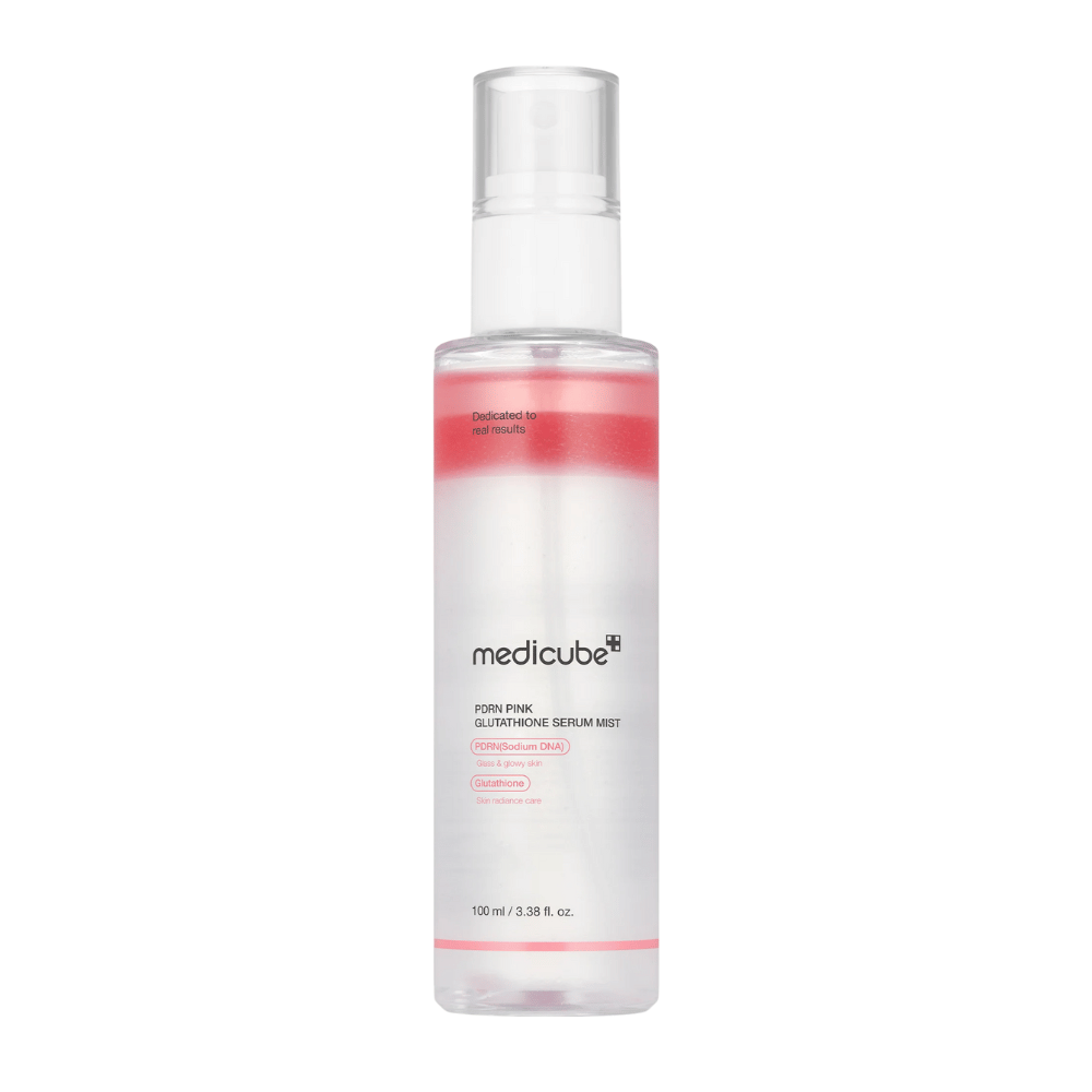Medicube PDRN Pink Glutathione Serum Mist – spray facial en botella transparente con capa rosa, diseñada para brillo, hidratación y mejor elasticidad de la piel.