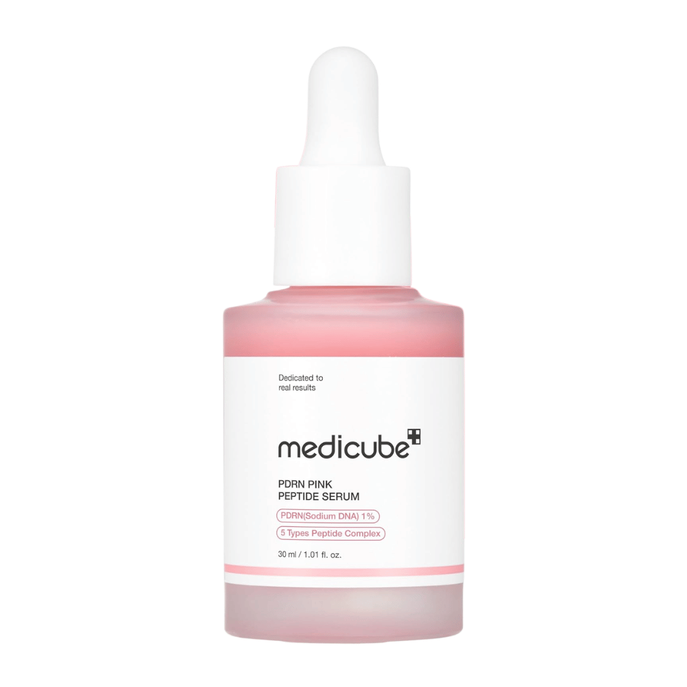 Medicube PDRN Pink Peptide Serum 30 ml, sérum facial rosa con 1 % de PDRN y péptidos en frasco de vidrio con pipeta blanca sobre fondo blanco.