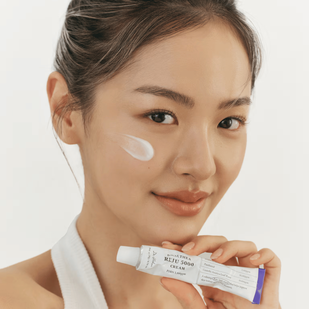 Dr. Althea Reju 5000 Cream PDRN 5000ppm aplicada en la piel – crema facial calmante y fortalecedora de la barrera para piel sensible