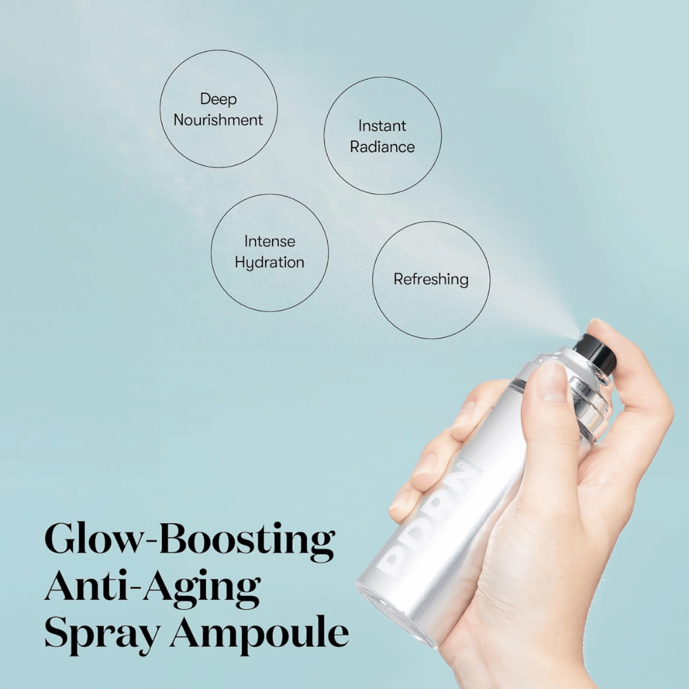 Una mano rocía VT PDRN Glow Ampoule de un frasco de spray plateado. El texto circundante describe los beneficios del producto: "Deep Nourishment," "Instant Radiance," "Intense Hydration," y "Refreshing." El producto se comercializa como una ampolla potenciadora del brillo y anti-envejecimiento.