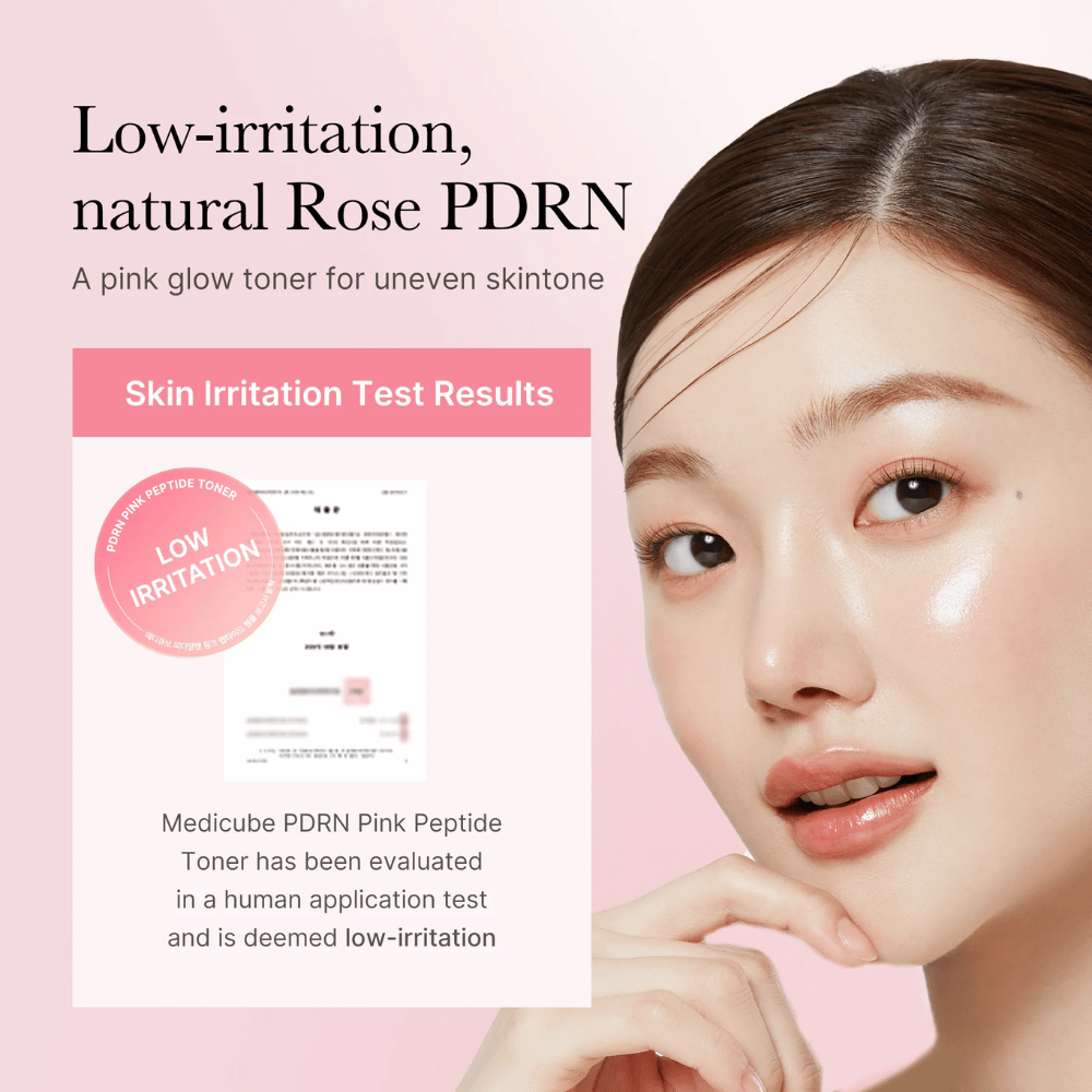 Medicube PDRN Pink Peptide Toner probado para baja irritación, se muestra junto con un modelo con piel uniforme y luminosa.