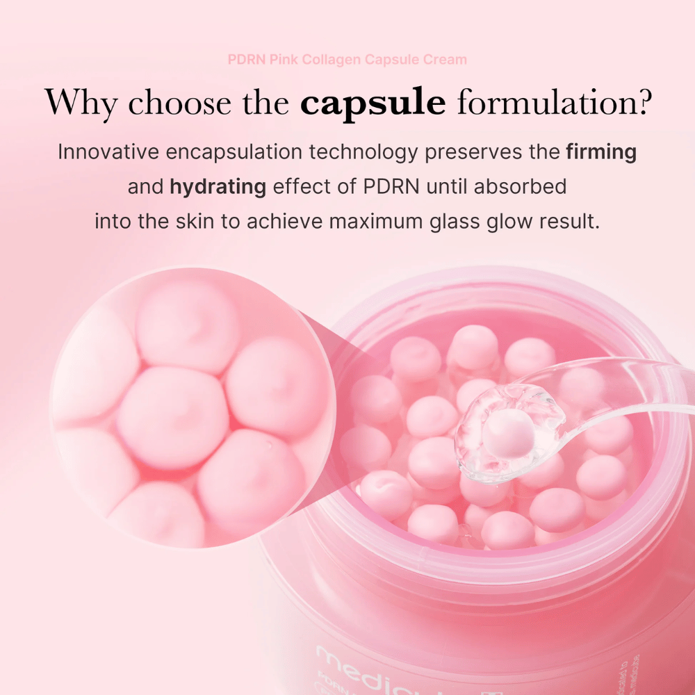 Primer plano de cápsulas rosas en Medicube PDRN Pink Collagen Capsule Cream, con cuchara y ampliación que muestra la técnica de encapsulación para hidratación y firmeza.