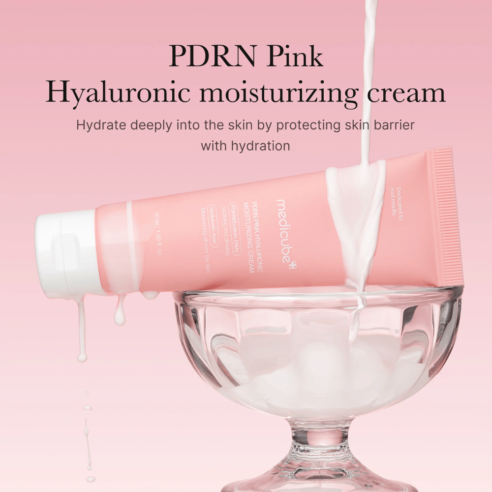 Medicube PDRN Pink Hyaluronic Moisturizing Cream en un tubo rosa que se coloca en un cuenco de cristal, con texto que enfatiza la hidratación profunda y la protección de la barrera cutánea.