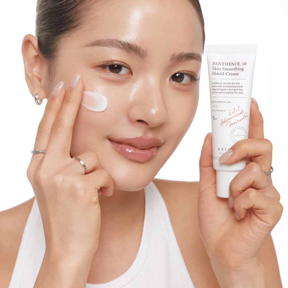 AXIS-Y Panthenol 10 Skin Smoothing Shield Cream se aplica sobre la piel para fortalecer la barrera cutánea