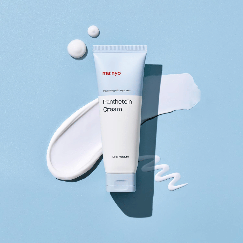 3. Ma:nyo Panthetoin Cream – crema facial para hidratación profunda con textura de crema blanca sobre un fondo azul claro