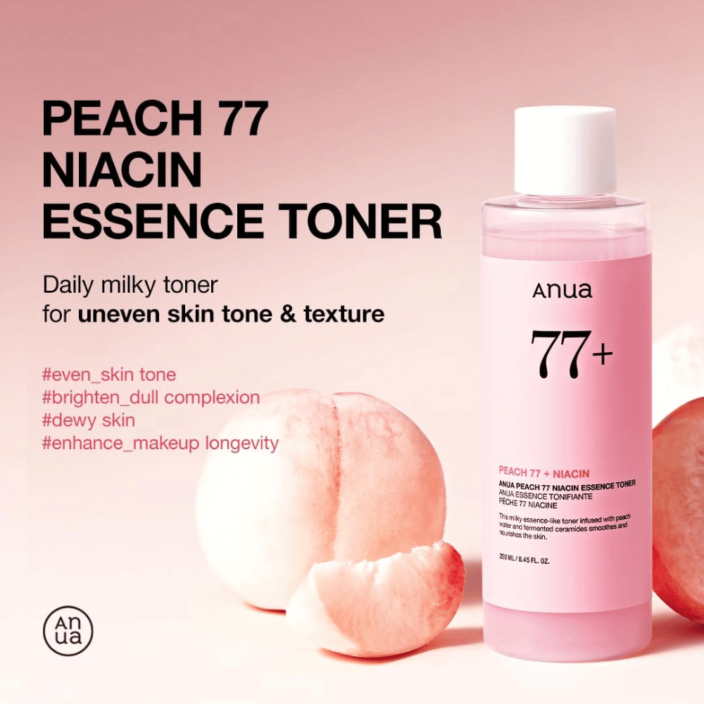 Anua Peach 77 Niacin Essence Toner en botella rosa junto a duraznos, con texto que resalta beneficios para el tono de piel desigual, luminosidad y mejor durabilidad del maquillaje.