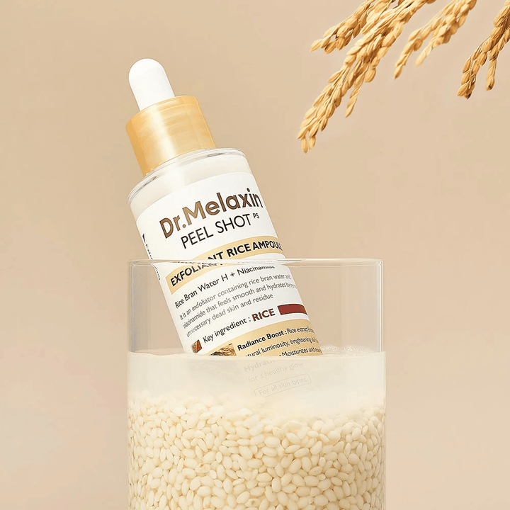 Dr.Melaxin Peel Shot Exfoliante Rice Ampoule colocado en un vaso con arroz, ilustra las propiedades de luminosidad e hidratación del extracto de arroz en el cuidado de la piel coreano.