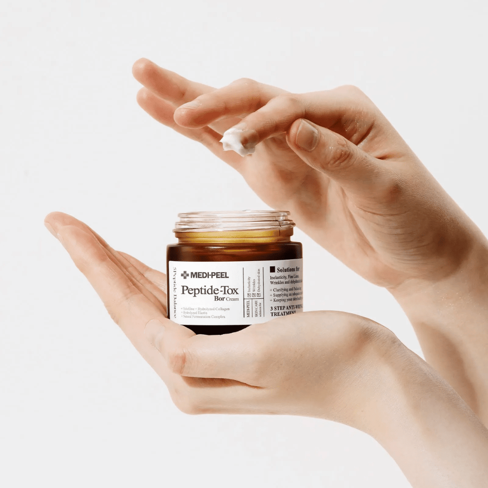 Aplicación de MEDI-PEEL Peptide-Tox Bor Cream – crema facial coreana con péptidos que mejoran la elasticidad de la piel, proporcionan hidratación profunda y ayudan a reducir las arrugas.