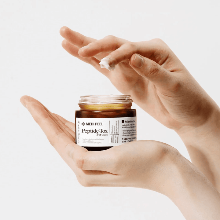 Aplicación de MEDI-PEEL Peptide-Tox Bor Cream – crema facial coreana con péptidos que mejoran la elasticidad de la piel, proporcionan hidratación profunda y ayudan a reducir las arrugas.