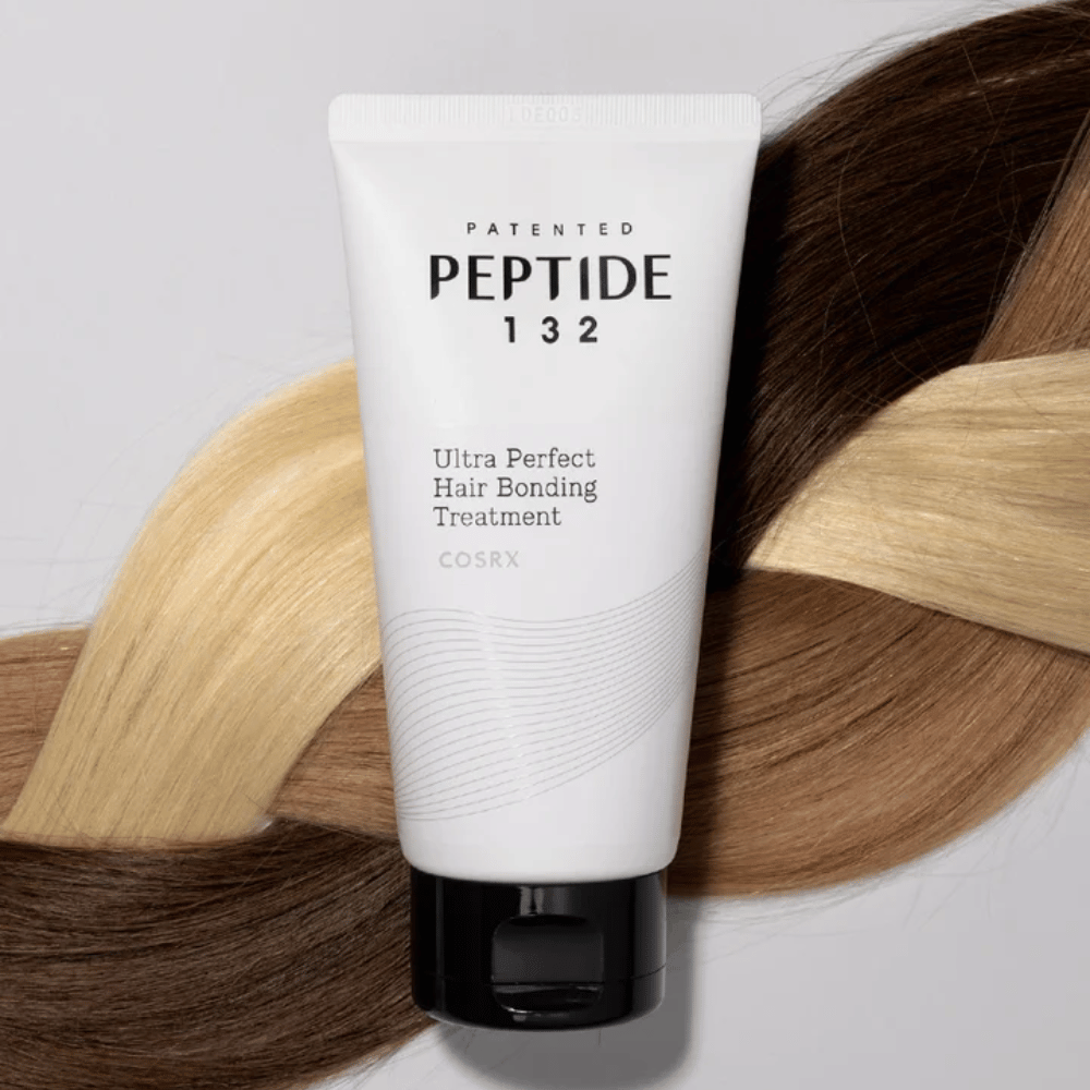 COSRX Peptide 132 Ultra Perfect Hair Bonding Treatment colocada contra cabello trenzado en diferentes tonos – simboliza el efecto reparador y fortalecedor.