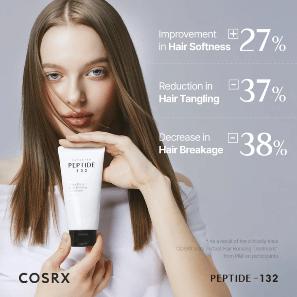 Mujer sostiene COSRX Peptide 132 Treatment – muestra resultados clínicos con menos rotura del cabello y mayor suavidad.