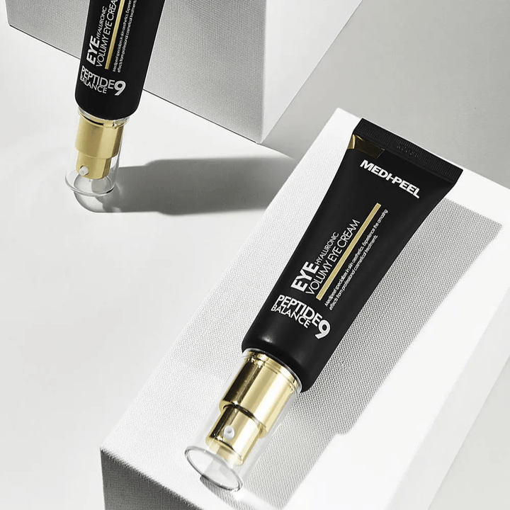 MEDI-PEEL Peptide 9 Hyaluronic Volumy Eye Cream en negro y dorado – coreano contorno de ojos con péptidos y ácido hialurónico que proporciona una piel más voluminosa y mejora la elasticidad alrededor de los ojos.