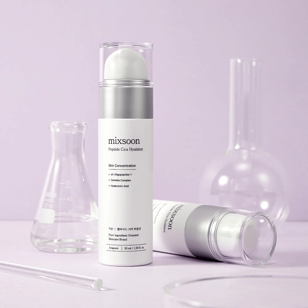 Mixsoon Peptide Cica Hyalshot sobre fondo morado con vaso de laboratorio – un suero hidratante y calmante con péptidos y centella para piel sensible.