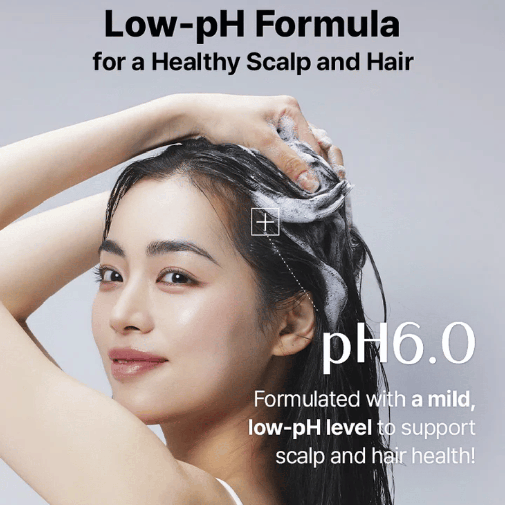 Mujer lavando su cabello con COSRX Peptide 132 Shampoo – fórmula suave con pH 6.0 que fortalece el cabello y el cuero cabelludo.