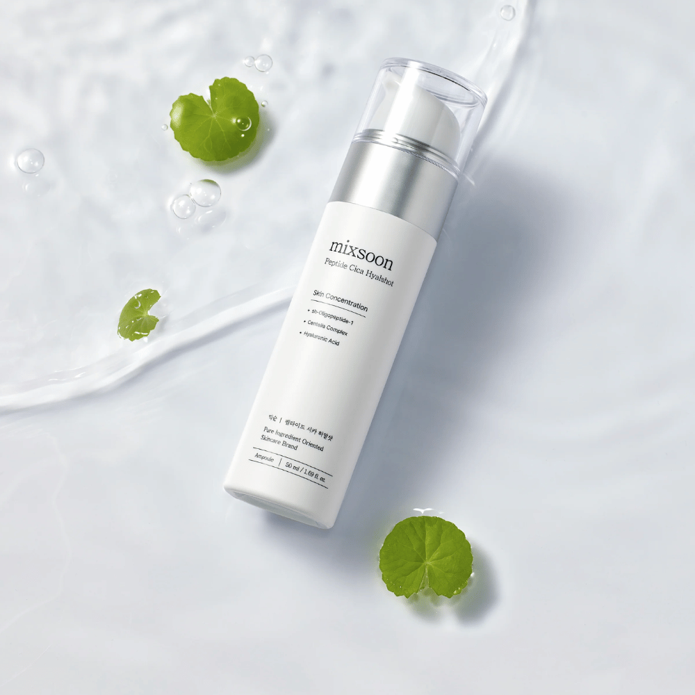Mixsoon Peptide Cica Hyalshot – suero hidratante con péptidos, centella y ácido hialurónico. Fórmula calmante para piel sensible, en elegante botella blanca sobre superficie de agua con hojas verdes.