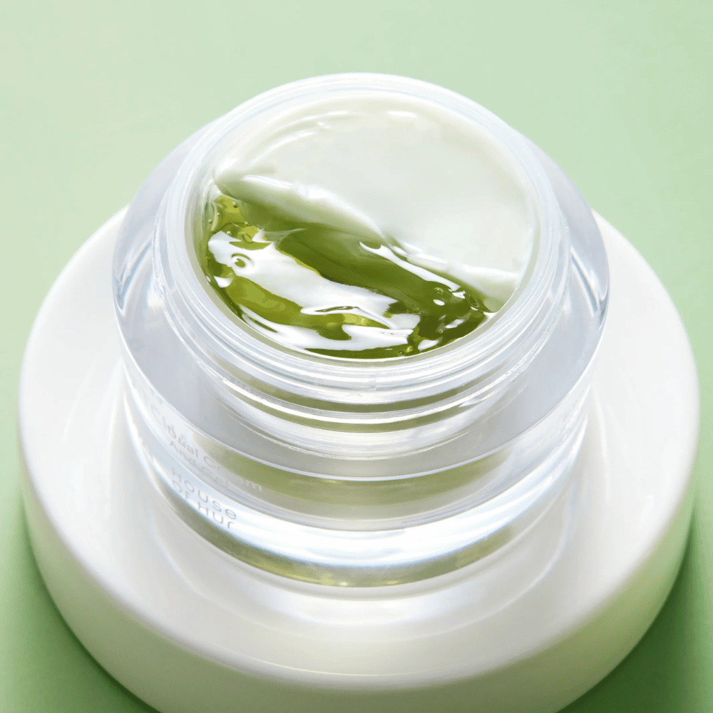 Crema facial de matcha con gel y crema en el mismo tarro que calma la piel, aporta hidratación y mejora el equilibrio y la luminosidad de la piel
