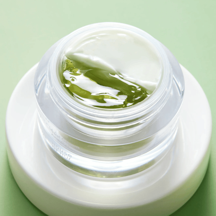 Crema facial de matcha con gel y crema en el mismo tarro que calma la piel, aporta hidratación y mejora el equilibrio y la luminosidad de la piel