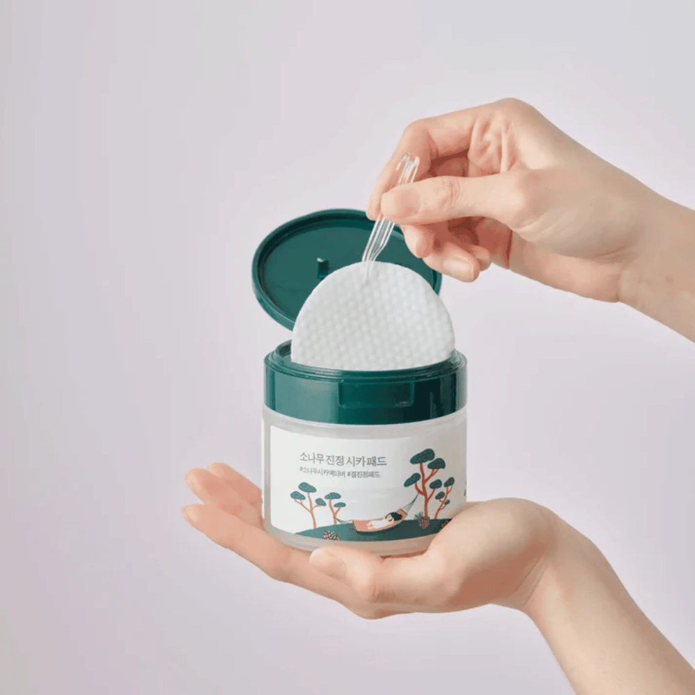 ROUND LAB Pine Calming Cica Pad – un pad de tónico se saca del tarro con las pinzas incluidas