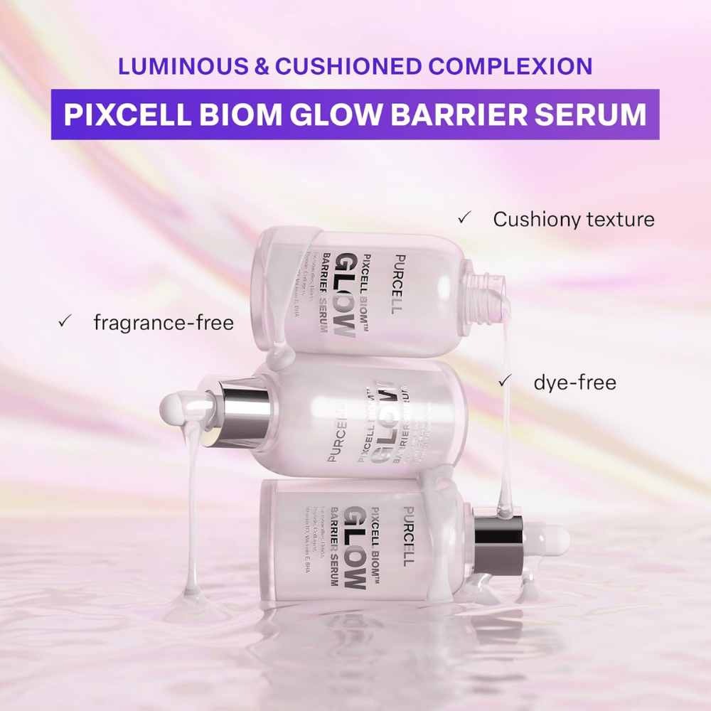 Tres botellas de PURCELL Pixcell Biom Glow Barrier Serum apiladas con suero goteando. Sin fragancia, sin colorantes y con una textura suave y acolchonada.