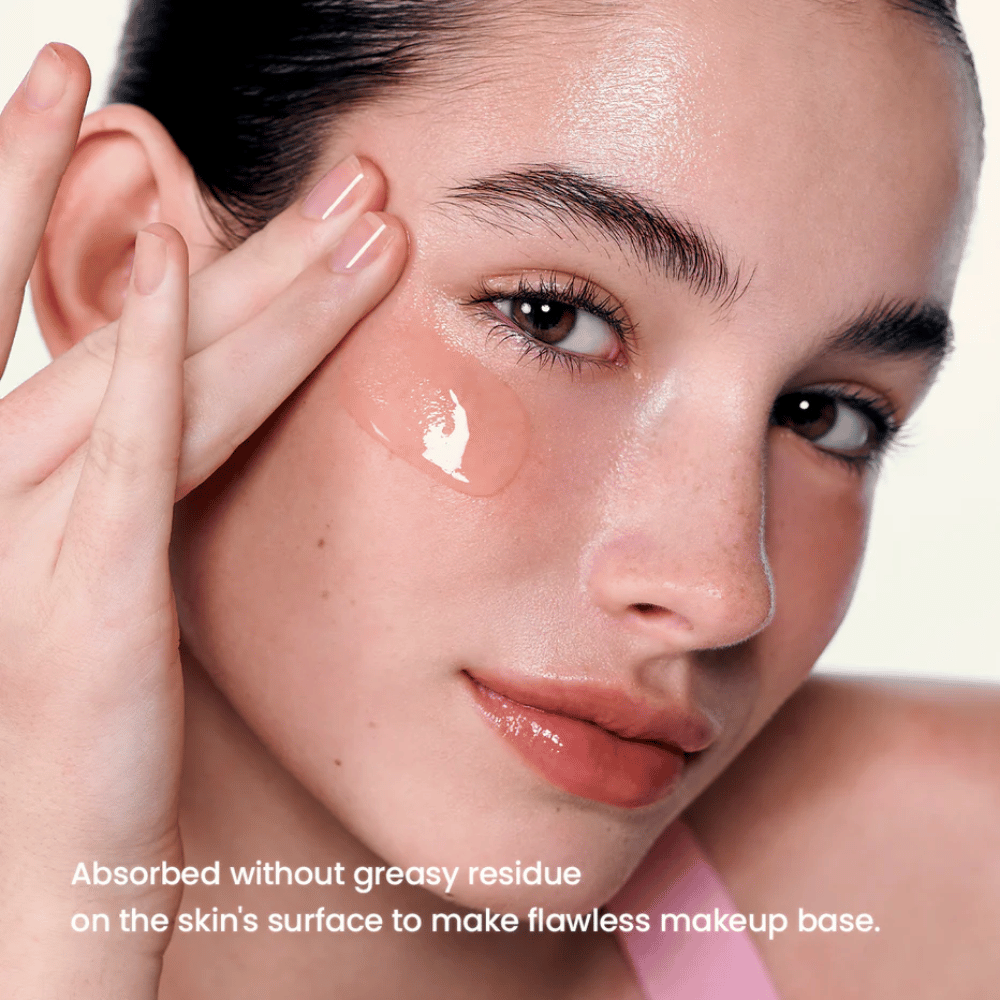 Modelo aplica Biodance Collagen Peptide Serum – piel más lisa y base perfecta bajo el maquillaje.