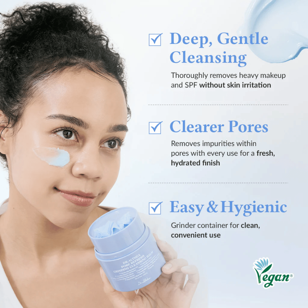 Dr.Althea Pore Refresh Grinding Cleansing Balm con el texto "Deep, Gentle Cleansing" que muestra cómo el producto elimina cuidadosamente el maquillaje y SPF sin irritar la piel. El texto "Clearer Pores" explica que elimina las impurezas y deja un resultado fresco e hidratado. Subrayado con "Easy & Hygienic", que indica que el producto tiene un contenedor de molino para un uso fácil e higiénico.