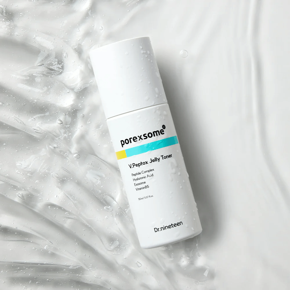 Porexsome V.Peptox Jelly Toner de Dr.nineteen sobre una superficie brillante con efecto de agua. Un tónico hidratante y reafirmante para poros.