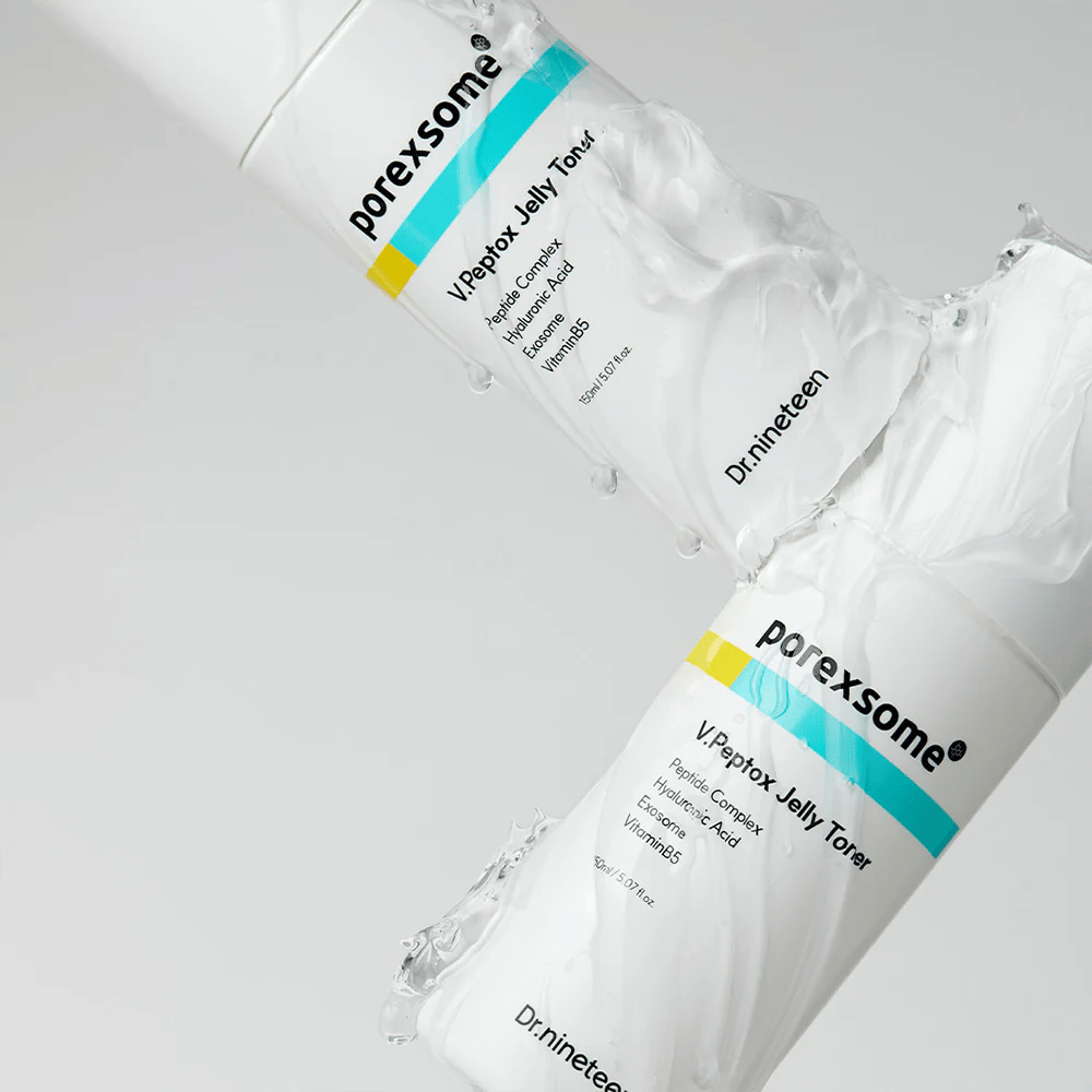 Dos botellas de Porexsome V.Peptox Jelly Toner cubiertas de gel transparente. Diseño moderno y clínico que resalta la textura fresca del producto.