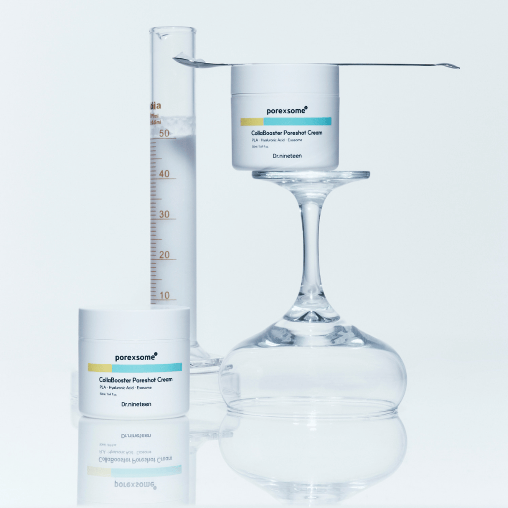 Dos frascos de Dr.nineteen Porexsome CollaBooster Poreshot Cream colocados junto a un vaso y un medidor. Diseño minimalista que señala precisión científica.