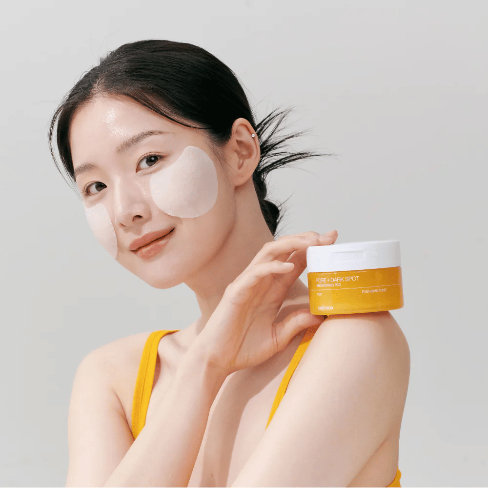 Mujer aplicando Celimax Pore + Dark Spot Brightening Pad – almohadillas coreanas que igualan el tono de la piel y reducen los poros y las manchas de pigmentación.