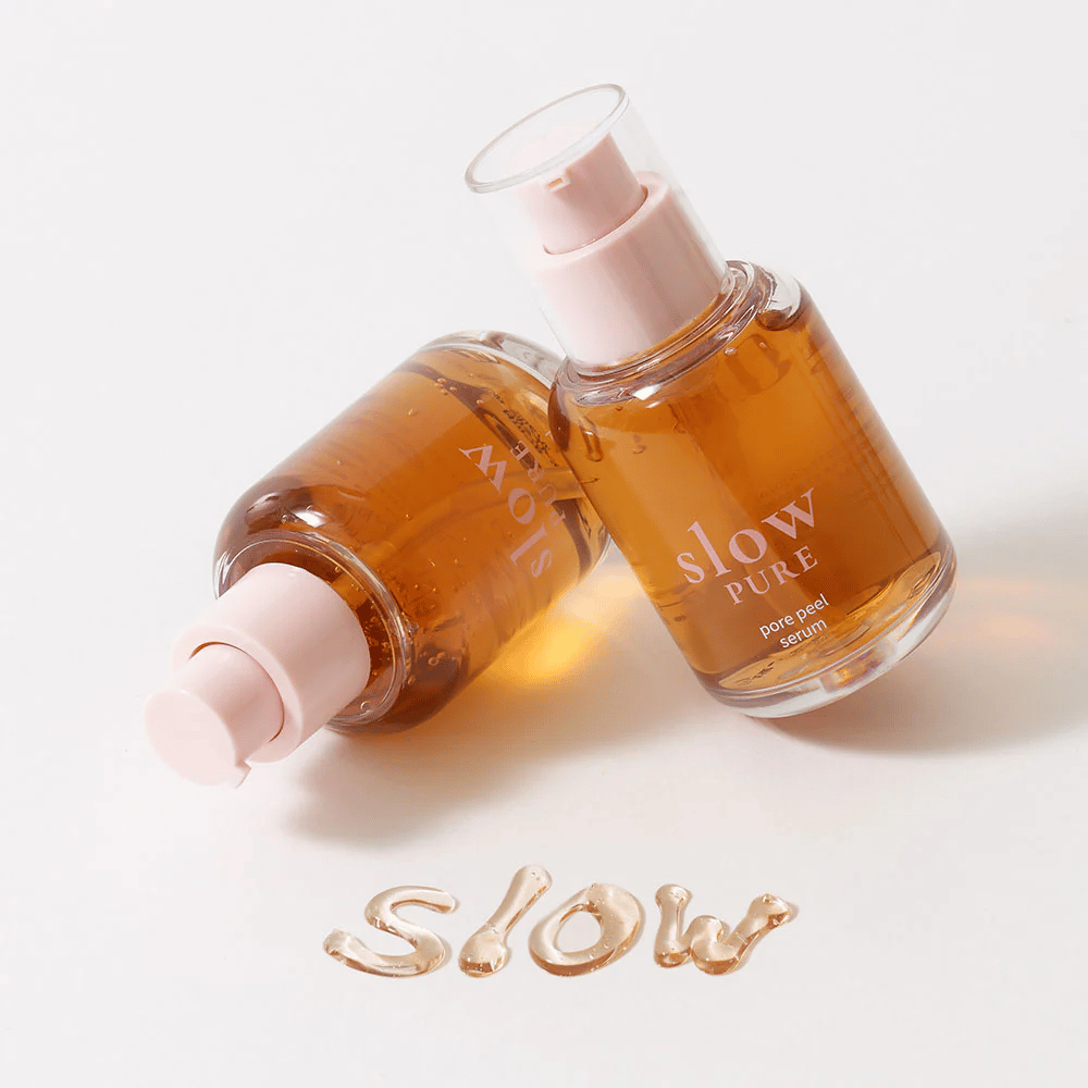 Dos botellas Slow Pure Pore Peel Serum con bomba, texto escrito en suero sobre la superficie: "Slow".