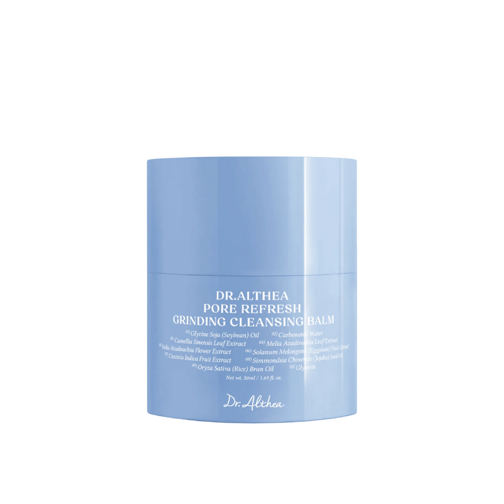 Dr.Althea Pore Refresh Grinding Cleansing Balm, tarro de 50 ml con una tapa de plástico azul. La etiqueta en el tarro es blanca con el texto "Pore Refresh Grinding Cleansing Balm" e incluye ingredientes como Glycine Soja (Soybean) Oil, Camellia Sinensis Leaf Extract y Oryza Sativa (Rice) Bran Oil.