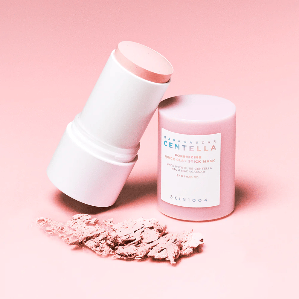 SKIN1004 Madagascar Centella Poremizing Quick Clay Stick Mask en un empaque rosa. Mascarilla de arcilla práctica en formato stick para limpiar y minimizar poros.