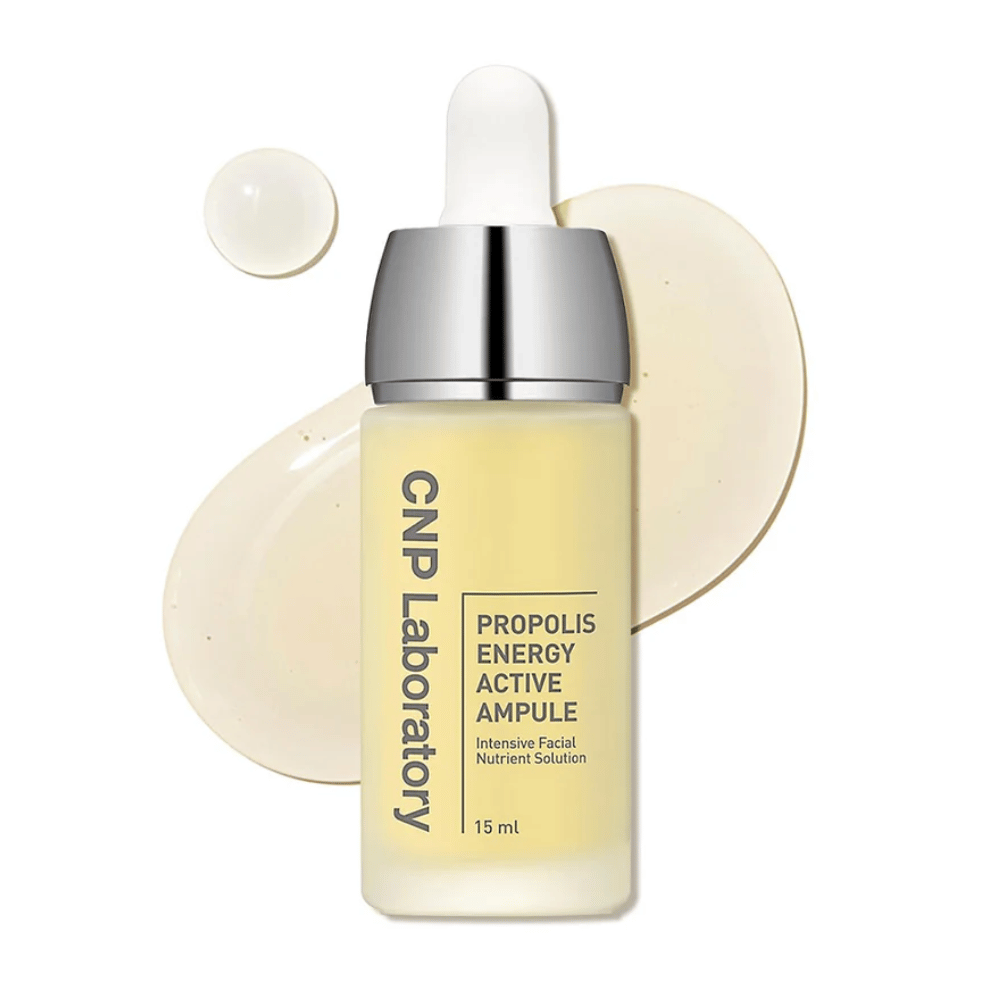 CNP Laboratory Propolis Energy Active Ampoule es una solución nutritiva intensiva para el rostro, enriquecida con extracto de propóleo. Hidrata, fortalece la barrera de la piel y proporciona un brillo natural. Ideal para piel sensible. Usar diariamente para promover una piel saludable y radiante.