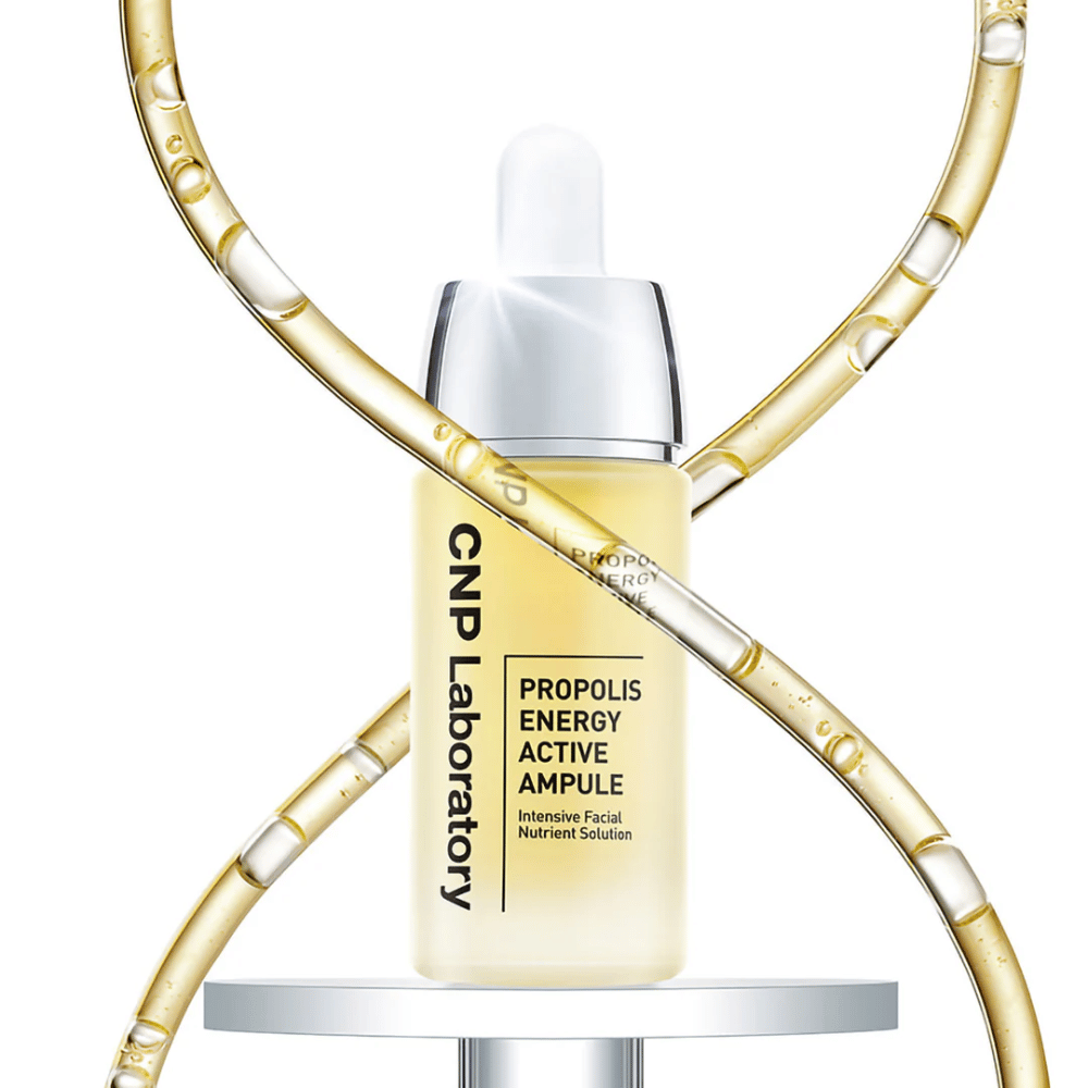 CNP Laboratory Propolis Energy Active Ampoule es un tratamiento facial nutritivo enriquecido con extracto de propóleo. Hidrata, fortalece la barrera de la piel y proporciona un brillo natural. Perfecto para piel sensible y uso diario para una piel saludable y radiante.