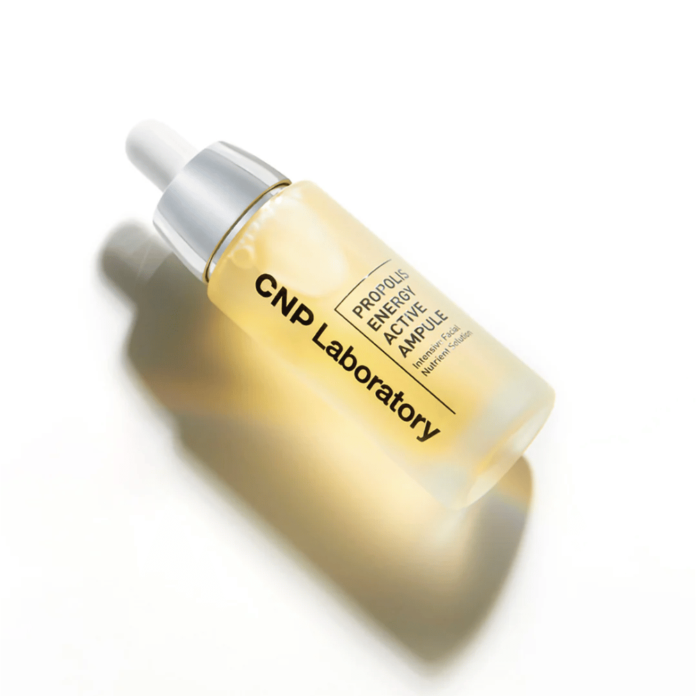 CNP Laboratory Propolis Energy Active Ampoule es un poderoso producto para el cuidado de la piel enriquecido con extracto de propóleo. Hidrata, nutre y promueve una piel radiante. Perfecto para fortalecer la barrera de la piel y calmar la piel irritada. Usar diariamente para obtener los mejores resultados.