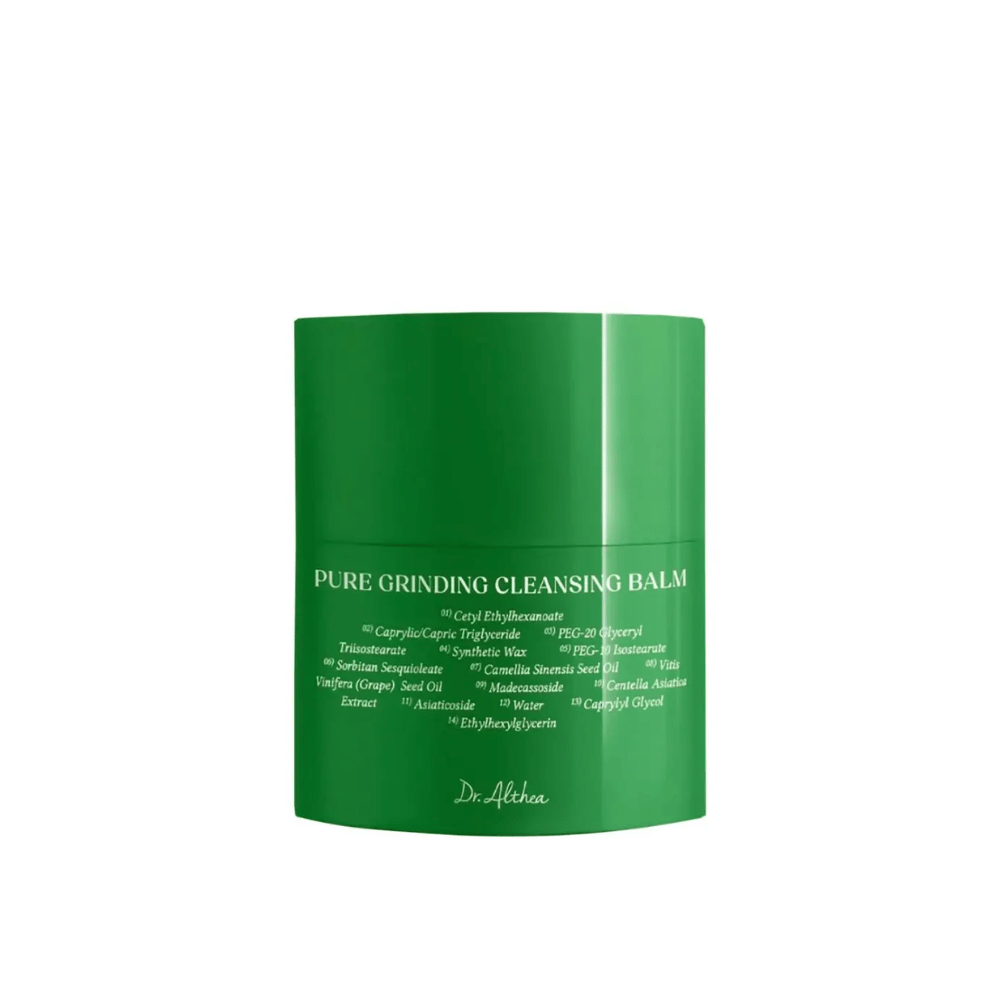 La imagen muestra un tarro verde con "Pure Grinding Cleansing Balm" de Dr. Althea. El empaque es simple y elegante con texto blanco que enumera ingredientes clave como aceite de semilla de uva, extracto de centella asiática y aceite de semilla de camelia. El diseño transmite una sensación de cuidado de la piel natural y efectivo.