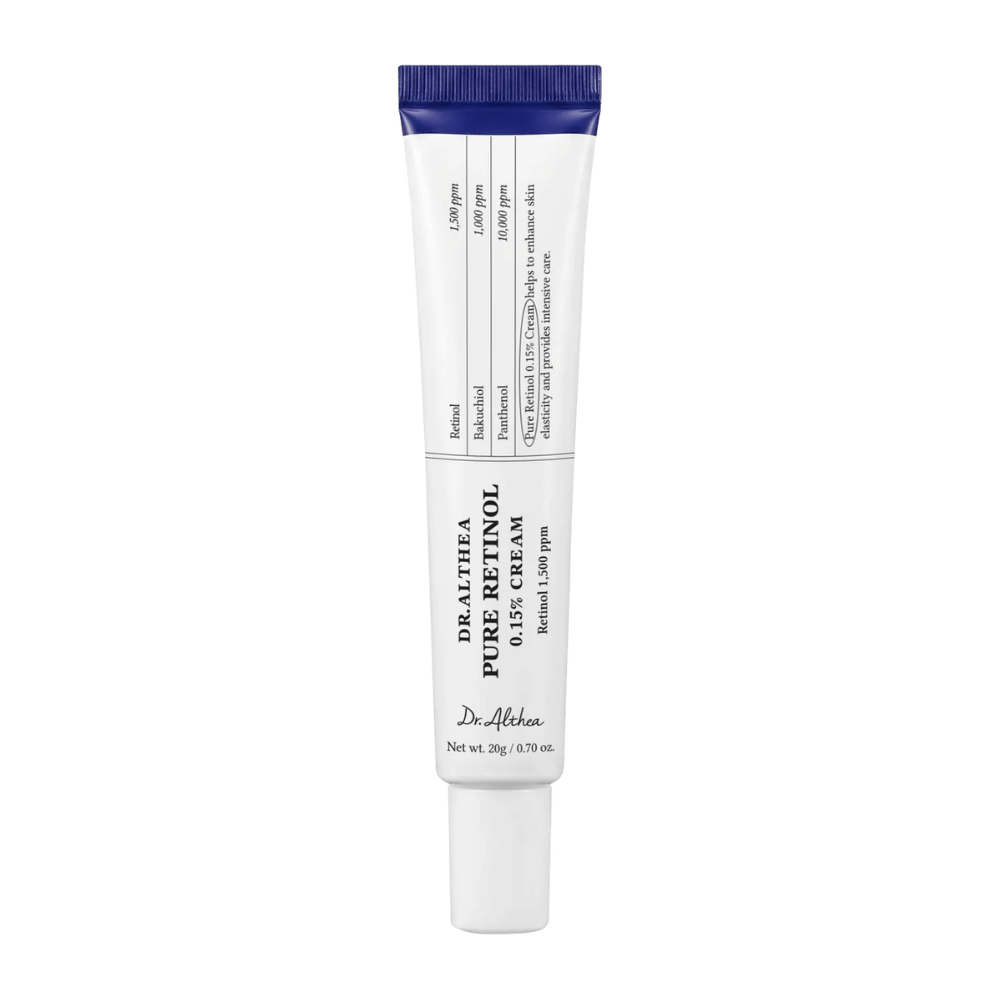 Imagen de producto recortada de Dr. Althea Pure Retinol 0.15% Cream sobre fondo blanco. El diseño minimalista del tubo resalta la expresión limpia y clínica del producto, al mismo tiempo que la concentración de retinol se comunica claramente en el envase.