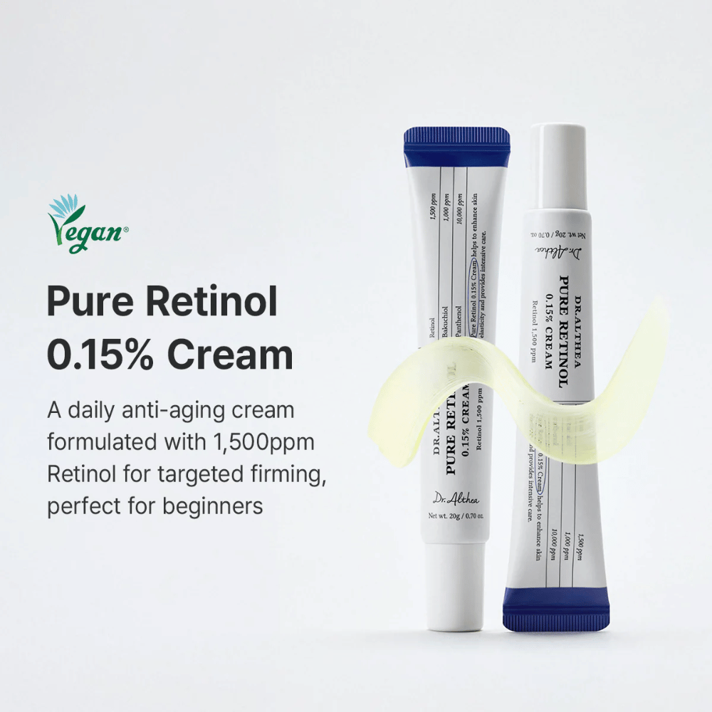 Imagen de marketing que presenta Dr. Althea Pure Retinol 0.15% Cream como una crema diaria de retinol para principiantes. El producto se muestra junto con una textura de crema envolvente que resalta la formulación ligera y suave.